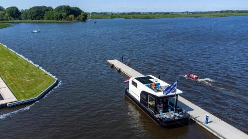 a boat is docked at a dock on a lake at VaarLoft Pur Sang in Offingawier