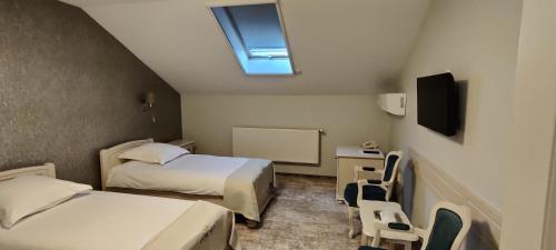TV a/nebo společenská místnost v ubytování Hotel Coroana