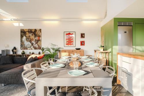 un salon avec une table et un canapé dans l'établissement Mézon Ermine, à Saint-Cast-le-Guildo