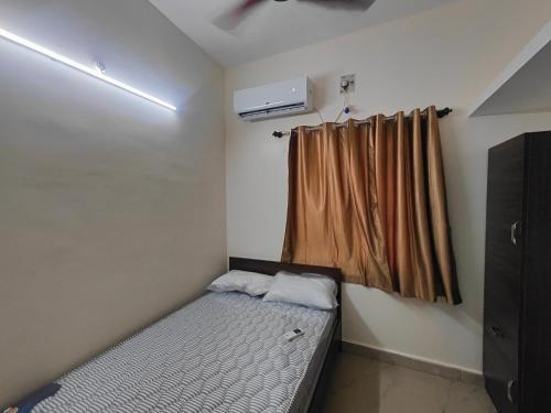 Ένα ή περισσότερα κρεβάτια σε δωμάτιο στο GKM Guest House