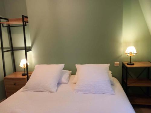 une chambre avec un lit avec deux oreillers blancs dans l'établissement Résidence Nation, à Bourges