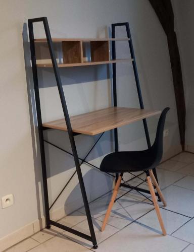 un bureau avec une chaise à côté d'une étagère dans l'établissement Résidence Nation, à Bourges