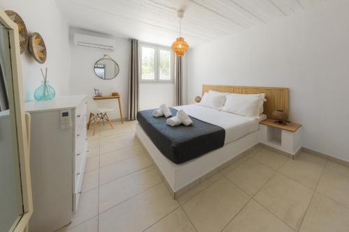 a bedroom with a bed with two towels on it at Kea Villa Thea by A&D Properties in Otzias