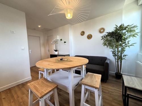 un salon avec une table et un canapé dans l'établissement Résidence Carnot, à Bourges