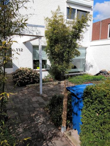a yard with a blue tarp in front of a house at Gehele woning in Nuenen in Nuenen