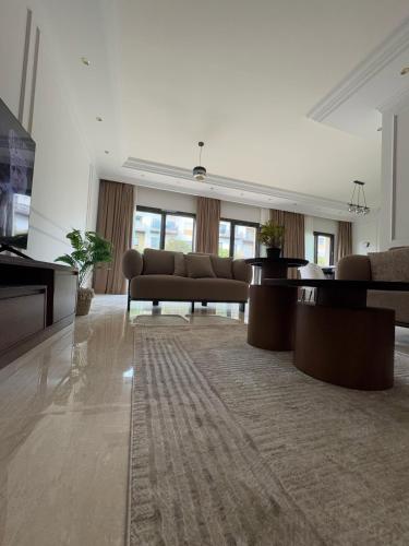 Apartment for rent westown- Beverly Hills View landscape