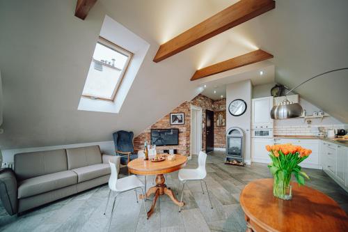 a living room with a couch and a table at Apartamentowiec Panorama Gór City Center Family&Pet-friendly in Szklarska Poręba