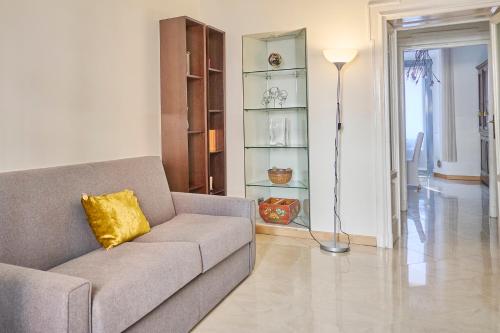a living room with a couch and a floor lamp at Milan Retreats in Milan
