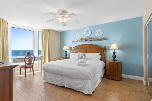 Voodi või voodid majutusasutuse Emerald Beach #636 by Book That Condo toas