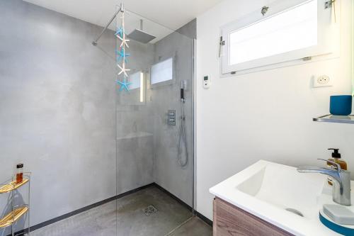 une salle de bain avec douche et lavabo dans l'établissement Le grand bleu, à La Ciotat