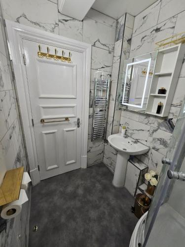a bathroom with a white door and a sink at City Centre Location on Corn Street studio in Bristol