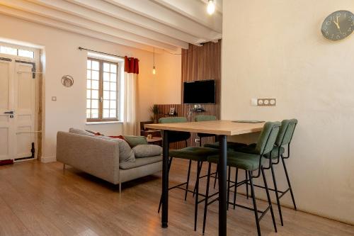 un salon avec une table et un canapé dans l'établissement Kali-Milo, à Saint-Romain-de-Jalionas