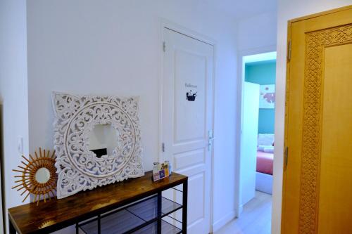 Cette chambre comprend un miroir mural et une table. dans l'établissement Your Home Loos Lille, à Loos