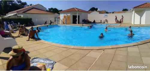 Bazén v ubytování Duplex Brem Sur Mer Piscine Proximité Plage Parking 5 pers Max nebo v jeho okolí