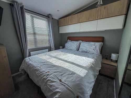 Postel nebo postele na pokoji v ubytování Gorgeous Caravan With Decking & Wifi In Suffolk Ref 20141Bs