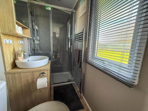 Koupelna v ubytování Gorgeous Caravan With Decking & Wifi In Suffolk Ref 20141Bs