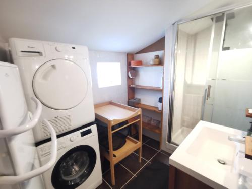 - une buanderie avec un lave-linge et un évier dans l'établissement Family home near beach surf forest and marshes, à Longeville-sur-Mer