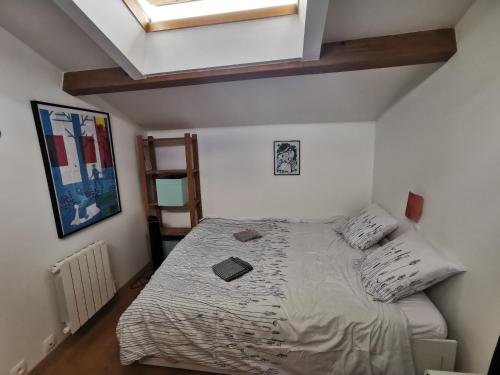 - une chambre avec un lit et un livre dans l'établissement Family home near beach surf forest and marshes, à Longeville-sur-Mer