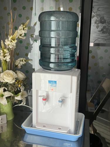 a stack of plates on top of a refrigerator at บ้านสวนรัญจวนสาขาสุราษฎร์ธานี in Ban Huai Chiat