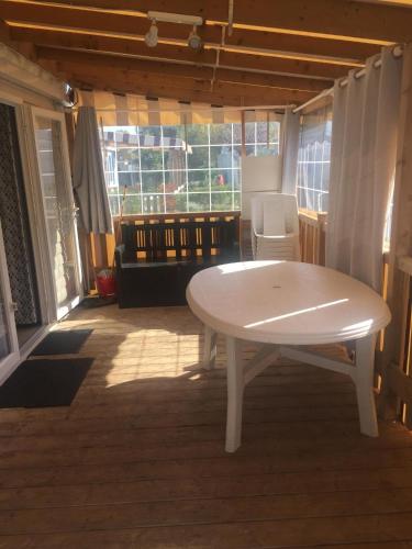 une table blanche au milieu d'une pièce dans l'établissement k154 Charmettes, aux Mathes