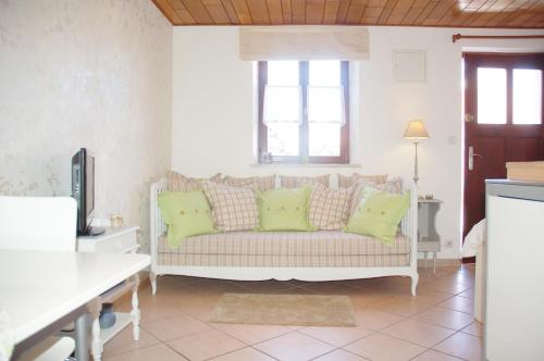 a living room with a couch and a window at Ohlungen Gite in Ohlungen