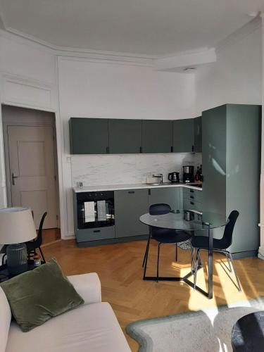 un salon avec un canapé et une table dans l'établissement Haussmannien rénové et climatisé, Centre de Lyon, à Lyon