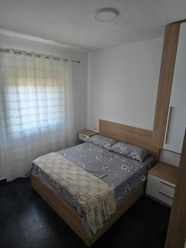 En eller flere senger på et rom på Vila Eriona