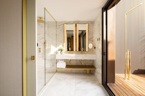 a bathroom with a sink and a mirror at Almanac Barcelona in Barcelona