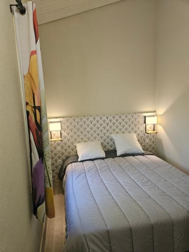 Postel nebo postele na pokoji v ubytování Joli Cottage Confort 1 chambre en forêt au Village Vacances