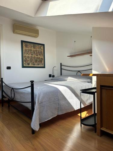 Giường trong phòng chung tại Piccolo Attico Porta Nuova