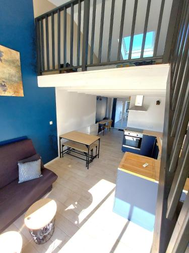 un salon avec un canapé et une table dans l'établissement PLAIN PIED, avec mezzanine et espace extérieur 10min Puy du F, aux Herbiers
