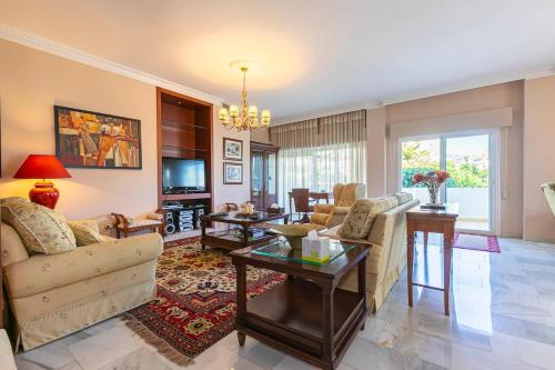 MARBELLA HOME RENTALS - Puerto Banus, Spacious 3BR apartment