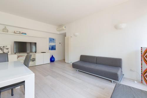 GuestHost - Navigli Modern Apartment with Balcony