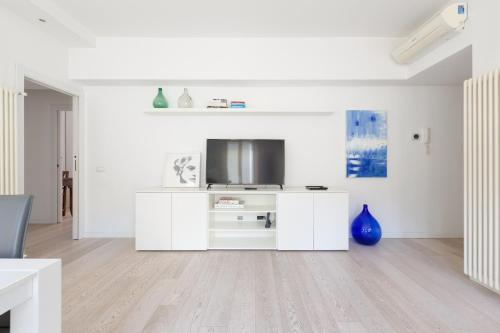 GuestHost - Navigli Modern Apartment with Balcony