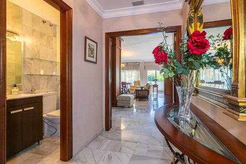MARBELLA HOME RENTALS - Puerto Banus, Spacious 3BR apartment
