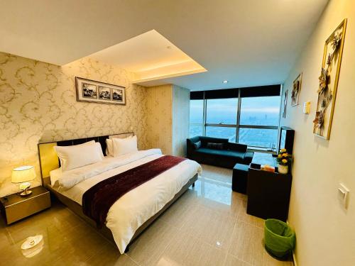 イスラマバードにあるCentaurus Apartmentの部屋にベッドとソファがある寝室