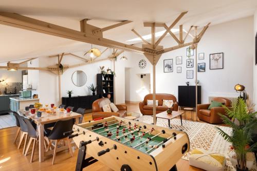 - un salon avec un grand baby-foot dans l'établissement Loft Sénéchal - Rare Elegance, à Carcassonne