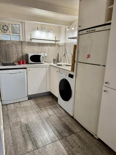 Il comprend une cuisine équipée d'un évier et d'un lave-linge/sèche-linge. dans l'établissement Studio Le Marais Saint Paul, à Paris