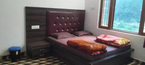 Postel nebo postele na pokoji v ubytování Krishna resort