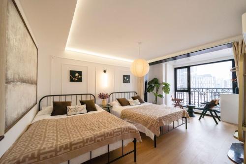 Postel nebo postele na pokoji v ubytování Shanghai M home B&B near East Nanjing Road Subway near The Bund and Peoples Square 上海小胖纸民宿-南京东路店-天赐外滩
