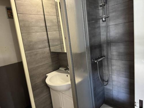une petite salle de bain avec toilettes et douche dans l'établissement HOLIDAYLAND Résidence Les Balcons de la Méditerranée 2, à Narbonne-Plage