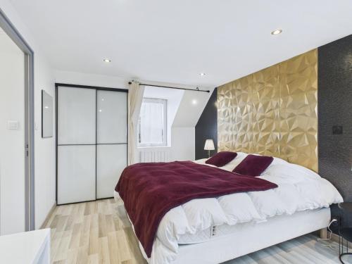 une chambre avec un grand lit et une grande fenêtre dans l'établissement Maison face à l'île Venan pour 2 personnes, à Plouguerneau