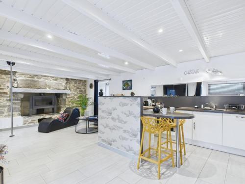 Il dispose d'une cuisine ouverte et d'un salon avec une cheminée. dans l'établissement Maison face à l'île Venan pour 2 personnes, à Plouguerneau