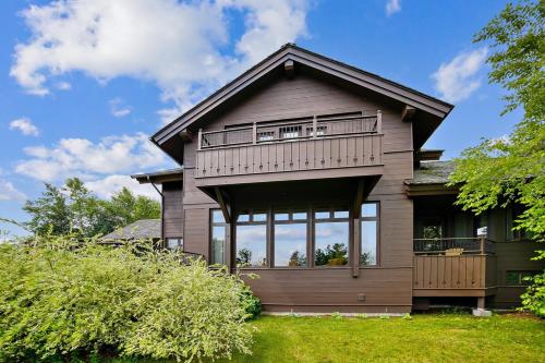 ストーにあるLuxury Villa at Stowe & Trapp with Exceptional Mountain Views & Resort Amenitiesの正面にバルコニーが付いています。