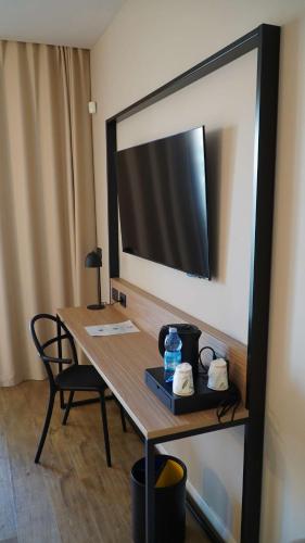 a desk in a room with a large mirror at Best Western Hotel Massafra in Massafra