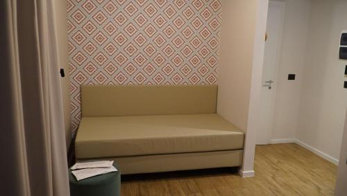 a small room with a bench against a wall at Best Western Hotel Massafra in Massafra