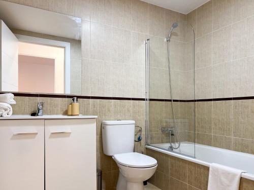 Un baño con inodoro y ducha de cristal. en TAYP San Marcos 106, en Talayuela