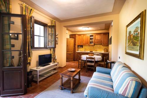 a living room with a couch and a table at Villa Delia Hotel and Cooking School in Ripoli