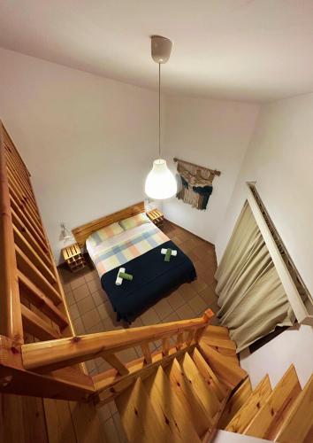 an overhead view of a room with a bed and stairs at Casa con vistas al valle - La Sabina in Montsonis