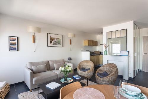 un salon avec un canapé et une table dans l'établissement Le Grand Sillon, à Saint-Malo